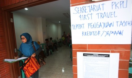 Seorang korban penipuan First Travel keluar dari kantor tim pengurus penundaan kewajiban pembayaran utang (PKPU) di Grand Wijaya Center, Jakarta, Jumat (8/9). 