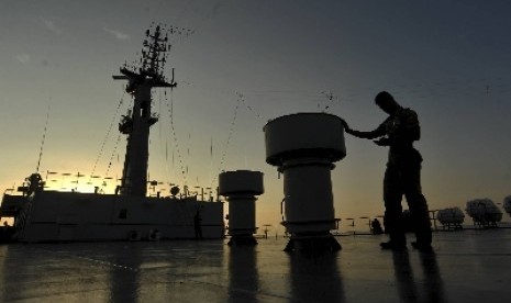 A crew member stands on the deck of KRI Surabaya-591. (Illustration)