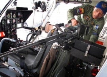  Seorang kru pesawat heli Bolcow-105 milik Skuadron Udara 400 Wing Udara-1 Puspenerbal, memeriksa senjata GPMP Machine Gun Type MAG Left and Hand Feeding kaliber 7,62mm, di kompleks Lanudal Juanda Surabaya