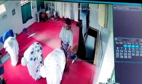 Seorang laki-laki melecehkan jamaah perempuan yang sedang menunaikan shalat Ashar di Mushala Al-Amin di Jalan Bekasi Barat, Kecamatan Jatinegara, Jakarta Timur (Jaktim), Jumat (4/6).