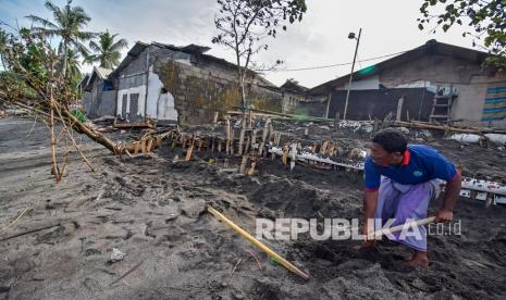 Hujan deras disertai angin kencang melanda beberapa wilayah di Kabupaten Sleman, Daerah Istimewa Yogyakarta pada Rabu (3/3) siang. 