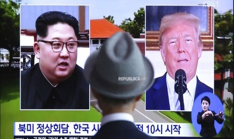 Seorang laki laki menyaksikan tayangan televisi Presiden Amerika Serikat Donald Trump dengan Pemimpin Korea Utara Kim Jong Un di Stasiun Kereta Seoul Korea Selatan.