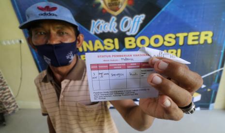 Seorang lansia memperlihatkan kartu vaksin saat peluncuran vaksinasi booster COVID-19. Pemerintah Kabupaten (Pemkab) Pangandaran akan segera melaksanakan vaksinasi Covid-19 dosis ketiga