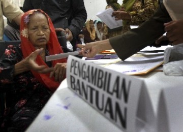 Seorang lansia menerima bantuan langsung tunai (BLT).