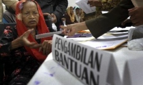 Seorang lansia menerima bantuan langsung tunai (BLT).