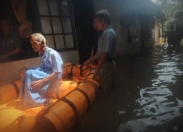 Seorang lansia, Sanuri (90) dievakuasi, Senin (3/10/2011) akibat banjir--yang terparah selama delapan tahun terakhir--menggenangi kawasan permukiman warga di RW 3, Pondok Labu, Cilandak, Jakarta Selatan.