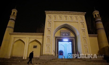 Seorang lelaki Uighur memasuki Masjid Id Kah untuk melaksanakan shalat  di kota tua Khasgar, Daerah Otonomi Xinjiang Uighur, China.