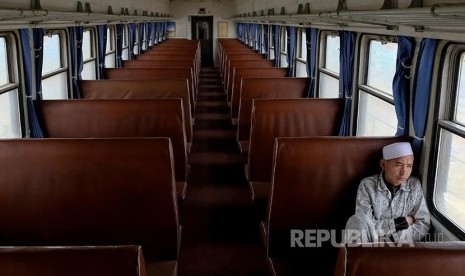 Seorang lelaki Uighur menaiki kereta dari Kota Hotan menuju  Khasgar, Daerah Otonomi Xinjiang Uighur, China.