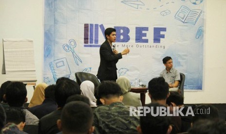 Seorang mahasiswa berprestasi nasional 2018, Arga Putra Panatagama menyampaikan materi pada acara Bandung Education Festival (BEF), di Hotel Arion Swiss-Belhotel, Kota Bandung, Ahad (21/7).