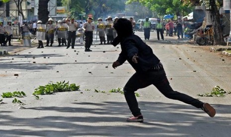  Seorang mahasiswa melempar batu saat terjadi bentrokan antara polisi dan mahasiswa di depan sekretariat Himpunanan Mahasiswa Islam (HMI) di Makassar, Sulsel, Senin (3/6).    (Antara/Sahrul Manda Tikupadang)