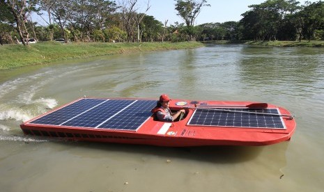 Seorang mahasiswa mencoba kapal motor bertenaga surya Jalapatih 2 seusai diluncurkan di Institut Teknologi Sepuluh Nopember (ITS) Surabaya, Jawa Timur, Jumat (16/10). 