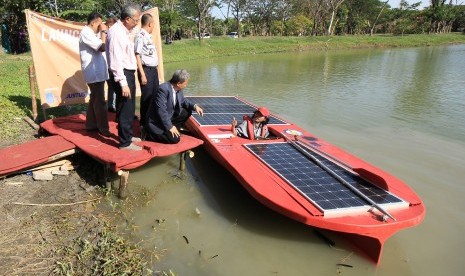 Seorang mahasiswa mencoba kapal motor bertenaga surya Jalapatih 2 seusai diluncurkan di Institut Teknologi Sepuluh Nopember (ITS) Surabaya, Jawa Timur, Jumat (16/10).