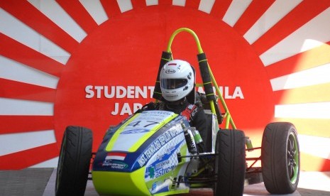 Seorang mahasiswa mencoba mobil formula Sapu Angin Speed (SAS) III disela-sela pemberangkatan di Rektorat ITS, Surabaya, Jawa Timur, Jumat (21/8).