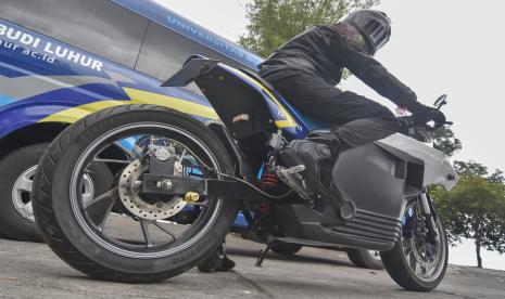 Seorang mahasiswa Universitas Budi Luhur mengendarai motor listrik BL-SEVO1 di Mataram, NTB, Sabtu (2/10/2021). Universitas Budi Luhur berhasil melakukan test ride dan test riset motor listrik Budi Luhur - Sport Electric Vehicle 01 (BL-SEV01) karya dosen dan mahasiswa serta memecahkan rekor motor listrik pertama karya anak bangsa yang touring sejauh 1.340 km dari Jakarta menuju Mandalika Lombok. 