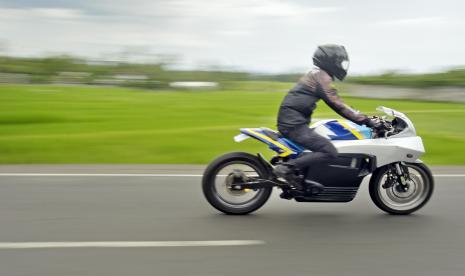 Seorang mahasiswa Universitas Budi Luhur mengendarai motor listrik BL-SEVO1 di Mataram, NTB, Sabtu (2/10/2021). Universitas Budi Luhur berhasil melakukan test ride dan test riset motor listrik Budi Luhur - Sport Electric Vehicle 01 (BL-SEV01) karya dosen dan mahasiswa serta memecahkan rekor motor listrik pertama karya anak bangsa yang touring sejauh 1.340 km dari Jakarta menuju Mandalika Lombok. 