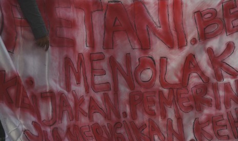 Persatuan Aksi Tani dan Mahasiswa Indonesia menggelar aksi solidaritas petani Kendeng di Surabaya, Jawa TImur, Rabu (22/3). 