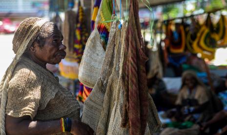 Seorang Mama Papua menunggui noken dagangannya di Taman Imbi, Jayapura, Papua, Jumat (8/10/2021). Mama-mama dari pegunungan tengah Papua turut menyemarakkan PON Papua dengan menjual hasil kerajinan tangan mereka kepada pengunjung dan turis dengan harga mulai dari Rp100 ribu hingga jutaan rupiah. 