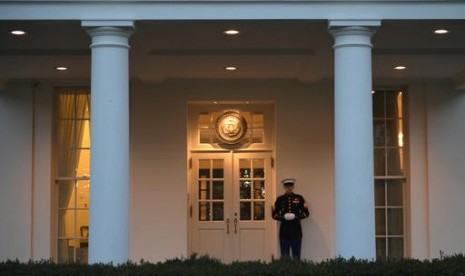 Seorang marinir AS berjaga di luar Sayap Barat Gedung Putih dimana Barack Obama menghabiskan petang terakhirnya di Oval Office sebagai presiden terakhir, Kamis, 19 Januari 2017.