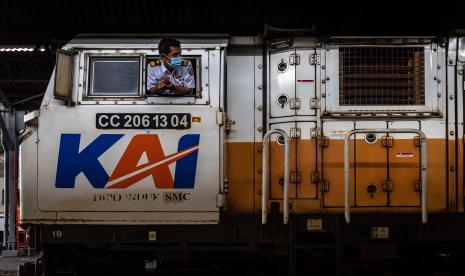 Seorang masinis memeriksa kesiapan rangkaian kereta api (KA) Maharani sebelum berangkat di Stasiun Tawang, Semarang, Jawa Tengah.