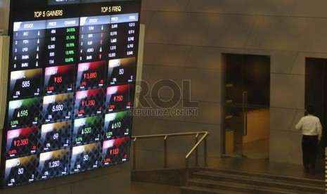 Seorang melintas di depan layar Grafik Indeks Harga Saham Gabungan (IHSG) di Bursa Efek Indonesia, Jakarta, Senin (4/8).(Republika/Prayogi)