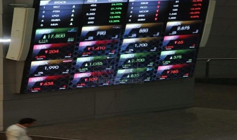 Seorang melintas di depan layar Grafik Indeks Harga Saham Gabungan (IHSG) di Bursa Efek Indonesia, Jakarta, Senin (4/8).(Republika/Prayogi)