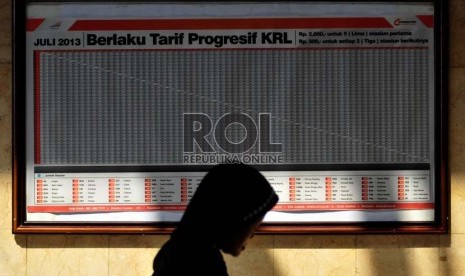  Seorang melintas di depan pengumuman pemberlakuan tarif Progresif KRL di Stasiun Tanah Abang, Jakarta Pusat, Jumat (28/6).    (Republika/Prayogi)