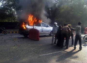 Seorang mengalami cedera saat bom mobil meledak di depan Kedutaan Israel di New Delhi, India,  Senin (13/2). 