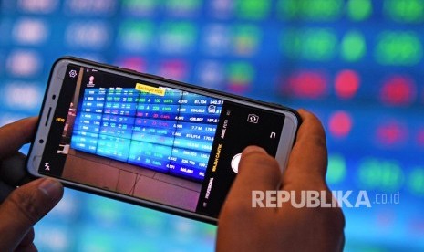 Seorang mengunjung memotret layar pergerakan Indeks Harga Saham Gabungan (IHSG) di Bursa Efek Indonesia, Jakarta. ilustrasi