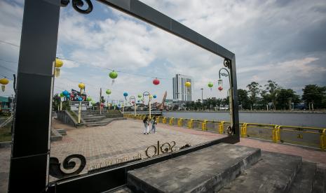 Seorang menikmati pemandangan di kawasan taman Bendung Tirtonadi, Solo, Jawa Tengah, Rabu (16/2/2022). Penataan taman di kawasan bantaran sungai Kali Pepe tersebut diharapkan mampu menjadi sarana rekreasi dan wisata baru di Kota Solo. A