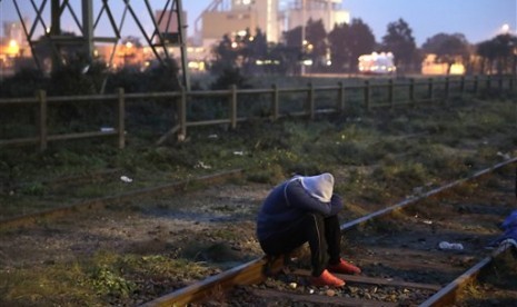 Seorang migran menunggu proses registrasi di kamp 'hutan' Calais, utara Prancis, Selasa, 15 Oktober 2016. Prancis memulai proses evakuasi massal kamp tersebut.