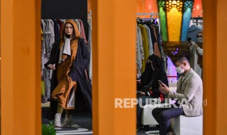 Seorang model (kiri) tampil pada acara peragaan busana MUFFEST (Muslim Fashion Festival) di Bekasi, Jawa Barat, Jumat (16/4). Peragaan busana yang menampilkan karya 10 desainer itu guna membantu keberlangsungan pelaku bisnis fesyen dan UMKM di tengah pandemi COVID-19. Menteri Koperasi dan Usaha Kecil Menengah (UKM) Teten Masduki menyebutkan, kontribusi Usaha Mikro Kecil Menengah (UMKM) terhadap eskpor masih rendah.