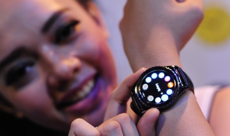 Seorang model memperlihatkan smartwatch Samsung Gear S2 ketika peluncuran di Jakarta, Rabu (2/12).