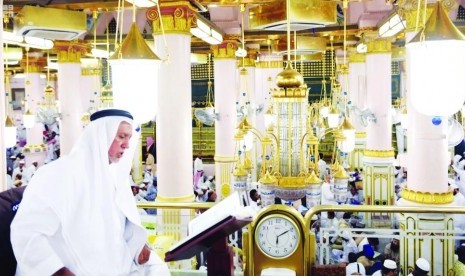 Seorang muadzin di masjid Nabawi bersiap melantunkan suara adzan di area Mukabariyah.