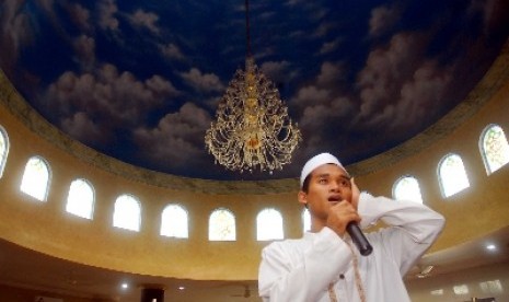 Seorang muazin saat mengumandangkan azan di salah satu masjid di Jakarta.