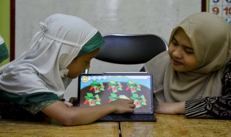 Seorang murid pendidikan anak usia dini (PAUD) mengikuti pembelajaran menggunakan gim edukasi di Paud Sanggar Cerdas Elina, Tangerang Selatan, Banten, Senin (31/10/2022). Kemendikbudristek telah mengapus tes calistung sebagai syarat masuk sekolah dasar (SD).