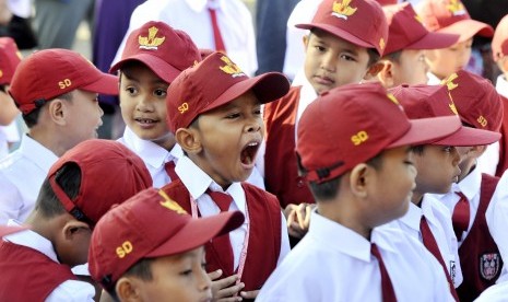 Siswa Sekolah Dasar sedang menguap di hari pertama masuk sekolah (ilustrasi)