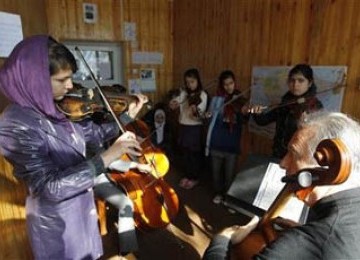 Seorang murid sedang bermain musik di Kabul Music Academy, Afghanistan.