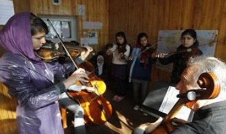 Seorang murid sedang bermain musik di Kabul Music Academy, Afghanistan.