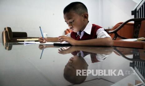 Seorang murid sekolah dasar mengerjakan soal Ujian Akhir Semester (UAS) Genap di rumahnya di Kota Makassar, Sulawesi Selatan, Senin (8/6/2020). Pelaksanaan UAS Genap di rumah murid masing-masing tersebut menyusuk diperpanjangnya masa kebijakan belajar dari rumah di daerah itu hingga 19 Juni oleh pemerintah setempat dalam rangka percepatan penanganan COVID-19.