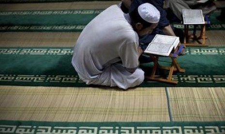 Seorang Muslim etnis Hui tengah membaca Alquran di Masjid Niujie, Beijing, Cina (ilustrasi)..