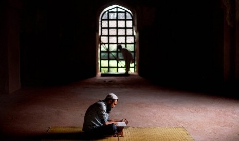 Seorang Muslim India membaca Alquran saat Ramadhan di sebuah masjid peninggalan era Mughal di New Delhi, India.