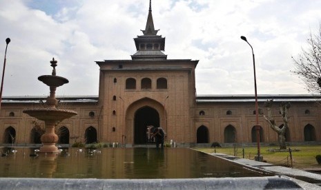 Seorang Muslim Kashmir berwudhu di Masjid Jamia, Kashmir di Srinagar yang dikendalikan Kashmir.