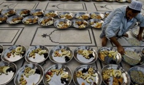 Seorang Muslim Pakistan mempersiapkan tajil berbuka puasa bersama di sebuah masjid di Karachi pada hari pertama Ramadhan. Di Pakistan, Ramadhan hari pertama jatuh pada 2 Agustus.