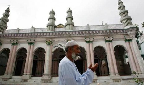 Seorang Muslim tengah berdoa di depan Masjid Kashmiri Taqiya, Kathmandu, Nepal.