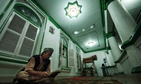 Seorang Muslim tengah membaca Alquran di masjid.