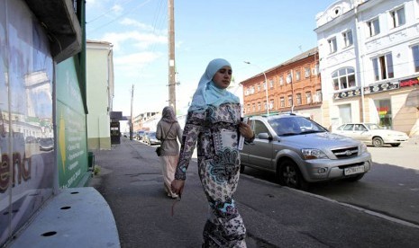  Seorang muslimah berjalan di sepanjang jalan dekat masjid dan toko yang menjual literatur Muslim di sudut kota Kazan, ibukota Tatarstan Rusia. (Roman Kruchinin/Reuters)