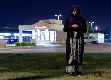  Seorang Muslimah Kanada mendirikan shalat di dekat kedai kopi Tim Hortons di Toronto, Ontario, Kanada. (ilustrasi)