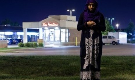  Seorang Muslimah Kanada mendirikan shalat di dekat kedai kopi Tim Hortons di Toronto, Ontario, Kanada. (ilustrasi)