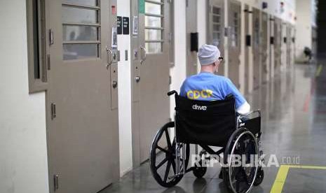 Seorang narapidana berkursi roda di California Health Care Facility, Kalifornia. Di blok ini dirawat narapidana dengan gejala dimensia, alzheimer dan penurunan daya ingat.