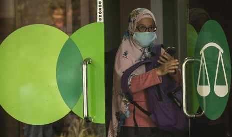 Seorang nasabah berjalan keluar seusai melakukan transaksi di Kantor Pusat Pegadaian, Jakarta, Kamis (7/6).